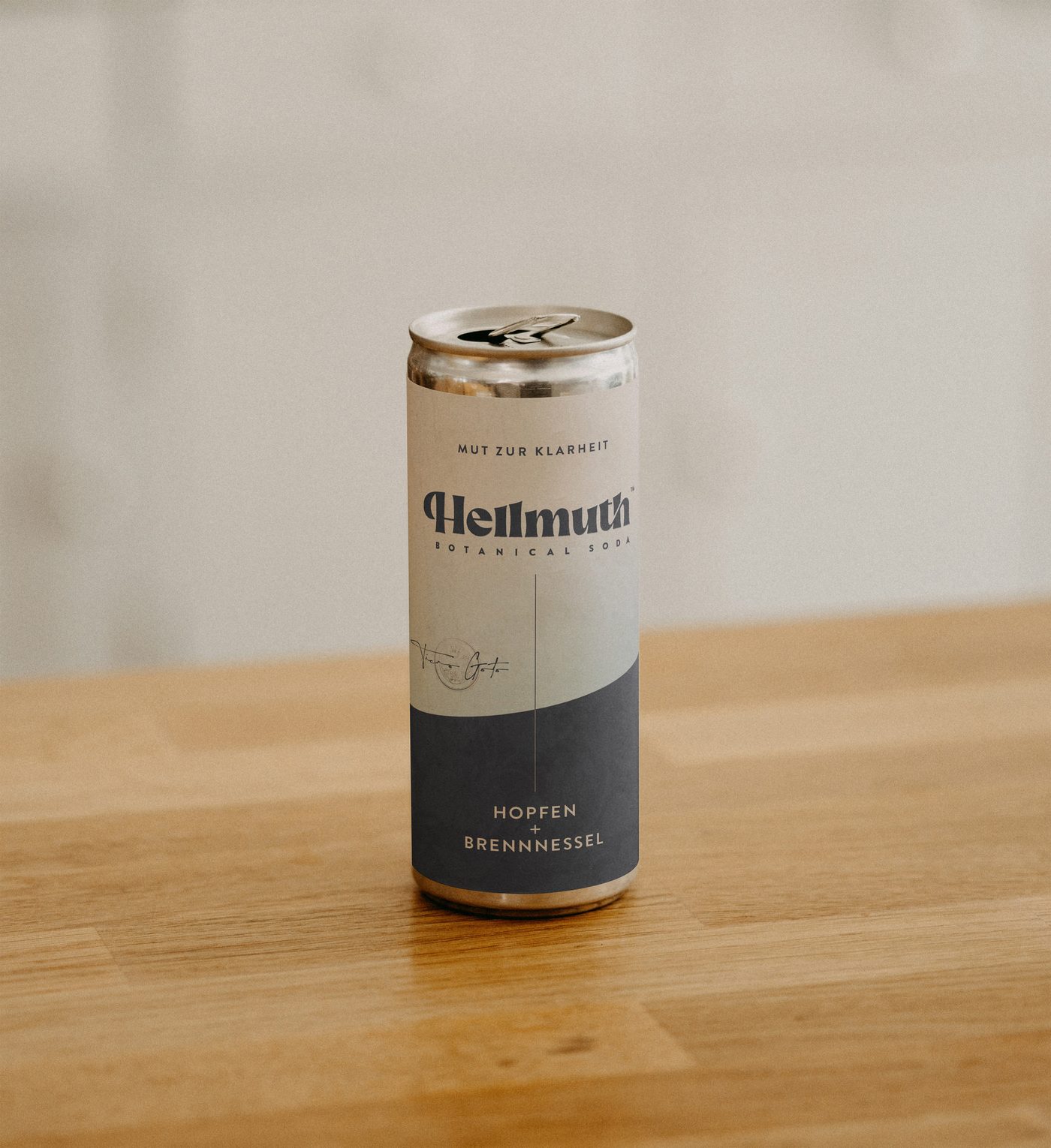 Hellmuth Dose, Hopfen und Brennnessel, auf Holztisch