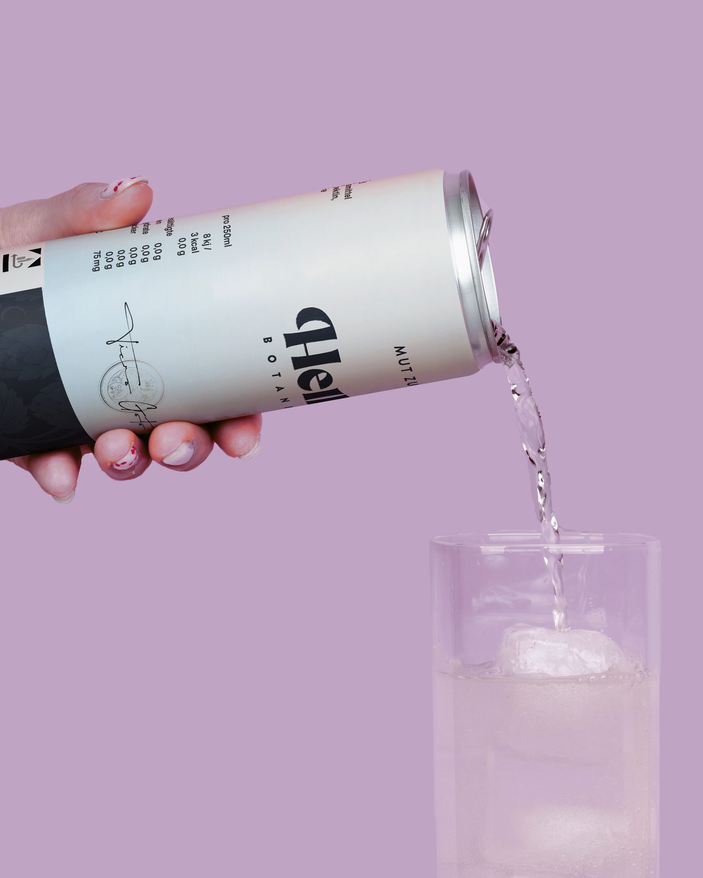 Hellmuth Botanical Soda wird in ein Glas mit Eis gegossen