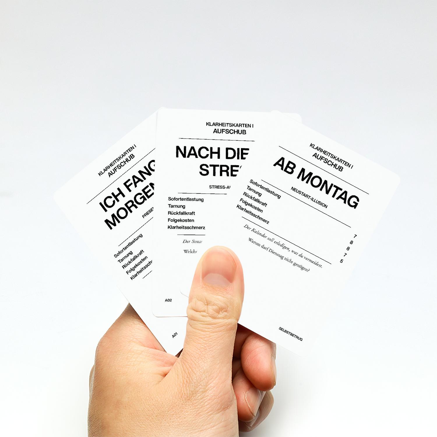 Drei Karten aufgefächert in einer Hand